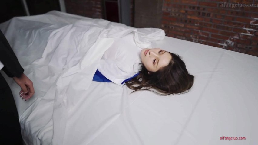 性感美女独自一人闲逛时被猥琐歹徒弄晕抱到废旧高楼撕破丝袜轮流侵犯